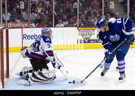 29 Janvier 2010 : Toronto Marlies Kyle Rogers (29) shoots contre des monstres du lac Érié Tyler Weiman (30) au cours de la deuxième période de ce match de la Ligue américaine de hockey entre le Toronto Marlies et le lac Erie Monsters joué au Quicken Loans Arena de Cleveland, OH. Les Monstres, portant des uniformes spéciaux pour commémorer le 1980 l'équipe de hockey olympique US, défait les Marlies 6-3..Mand Banque D'Images