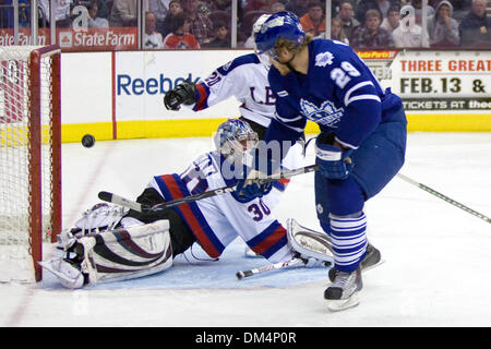 29 Janvier 2010 : Toronto Marlies Kyle Rogers (29) shoots contre des monstres du lac Érié Tyler Weiman (30) au cours de la deuxième période de ce match de la Ligue américaine de hockey entre le Toronto Marlies et le lac Erie Monsters joué au Quicken Loans Arena de Cleveland, OH. Les Monstres, portant des uniformes spéciaux pour commémorer le 1980 l'équipe de hockey olympique US, défait les Marlies 6-3..Mand Banque D'Images