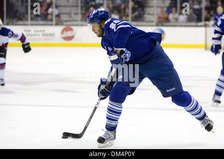 29 Janvier 2010 : Toronto Marlies Christian Hanson (20) pousses durant la deuxième période de ce match de la Ligue américaine de hockey entre le Toronto Marlies et le lac Erie Monsters joué au Quicken Loans Arena de Cleveland, OH. Les Monstres, portant des uniformes spéciaux pour commémorer le 1980 l'équipe de hockey olympique US, défait les Marlies 6-3..Crédit obligatoire : Frank Jansky / Southcreek Banque D'Images