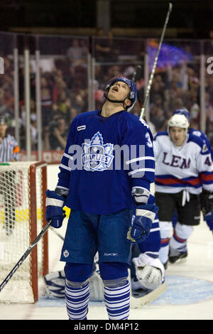 29 Janvier 2010 : Toronto Marlies Brendan Mikkelson (3) réagit à un lac Erie Monsters but dans la troisième période de ce match de la Ligue américaine de hockey entre le Toronto Marlies et le lac Erie Monsters joué au Quicken Loans Arena de Cleveland, OH. Les Monstres, portant des uniformes spéciaux pour commémorer le 1980 l'équipe de hockey olympique US, défait les Marlies 6-3..fr Crédit : obligatoire Banque D'Images