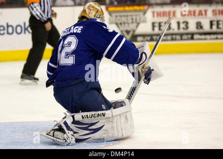 29 Janvier 2010 : Toronto Marlies Andrew Engelage (32) fait une sauvegarde au cours de la troisième période de ce match de la Ligue américaine de hockey entre le Toronto Marlies et le lac Erie Monsters joué au Quicken Loans Arena de Cleveland, OH. Les Monstres, portant des uniformes spéciaux pour commémorer le 1980 l'équipe de hockey olympique US, défait les Marlies 6-3..Crédit obligatoire : Frank Jansky / Southcr Banque D'Images