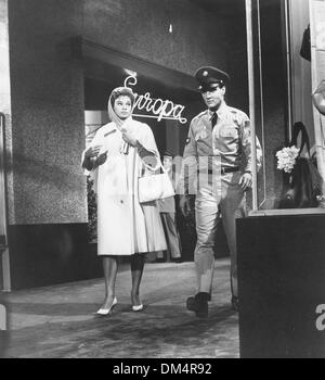 25 mai 1960 - JULIET PROWSE avec Elvis Presley.G. I. Blues.1960.......fourni par Photos, inc.(Image Crédit : © Globe Photos/ZUMAPRESS.com) Banque D'Images