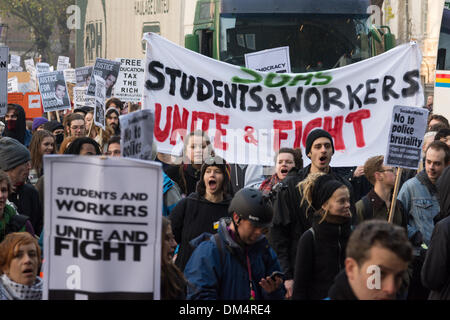 Londres, Royaume-Uni. Dec 11, 2013. Les étudiants prennent part à l'ensemble du Royaume-Uni manifestation contre la présence de la police sur les campus. La manifestation était une réponse à l'Université de Londres l'interdiction des professions sur ses locaux à la suite d'un sit-in à l'Université de Londres, Union européenne les 4 et 5 décembre, qui a été démantelé par la police et les gardiens de sécurité dans ce que les élèves disent avoir été une manière autoritaire et violent. Credit : Patricia Phillips/Alamy Live News Banque D'Images