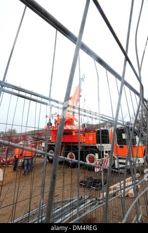 Francfort, Allemagne. Dec 11, 2013. Les sauveteurs travaillent sur le site d'un accident de grue dans la ville allemande de Bad-Homburg, près de Francfort, le 11 décembre 2013. Une grue s'est écrasé sur un supermarché dans la ville allemande de Bad-Homburg près de Francfort sur le mercredi, causant au moins un mort et plusieurs blessés, selon des médias locaux. Credit : Luo Huanhuan/Xinhua/Alamy Live News Banque D'Images