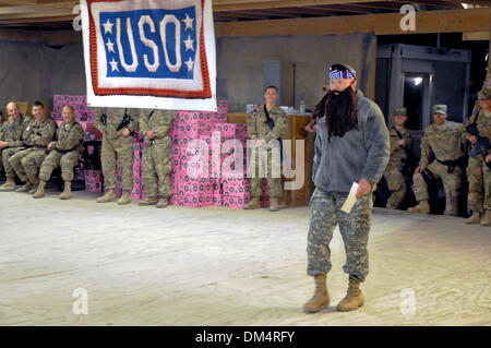 Sapadalure le camp, d'Helmand, en Afghanistan. 10 décembre 2013. Chef de l'état-major général Martin E. Dempsey, droite, porte une fausse barbe pendant qu'il marche sur la scène pour rejoindre Duck Dynasty la téléréalité star Willie Robertson, 10 décembre 2013 à l'aérodrome de Kandahar, dans la province de Kandahar, Afghanistan. La visite faisait partie de l'OSU Maison de tour. Credit : Planetpix/Alamy Live News Banque D'Images