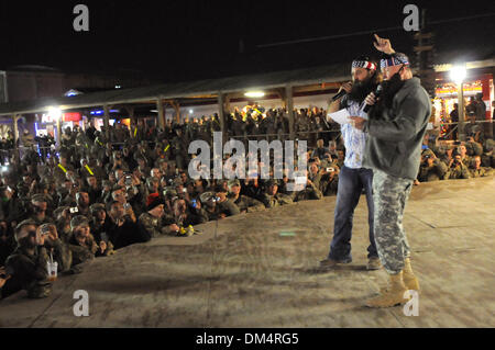 Sapadalure le camp, d'Helmand, en Afghanistan. 10 décembre 2013. Chef de l'état-major général Martin E. Dempsey, droite, porte une fausse barbe qu'il chante une chanson de Noël avec la dynastie de canard de la télé-réalité star Willie Robertson, 10 décembre 2013 à l'aérodrome de Kandahar, dans la province de Kandahar, Afghanistan. La visite faisait partie de l'OSU Maison de tour. Credit : Planetpix/Alamy Live News Banque D'Images