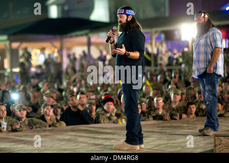 Sapadalure le camp, d'Helmand, en Afghanistan. 10 décembre 2013. Dynastie de canard la téléréalité stars Jep Robertson et Willie Robertson remercie les membres du service le 10 décembre 2013 à l'aérodrome de Kandahar, dans la province de Kandahar, Afghanistan. La visite faisait partie de l'OSU Maison de tour. Credit : Planetpix/Alamy Live News Banque D'Images