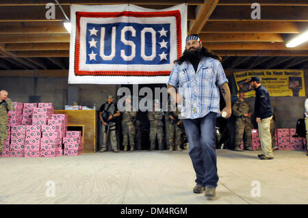 Sapadalure le camp, d'Helmand, en Afghanistan. 10 décembre 2013. Dynastie des canards de la télé-réalité star Willie Robertson promenades sur scène le 10 décembre 2013 à l'aérodrome de Kandahar, dans la province de Kandahar, Afghanistan. La visite faisait partie de l'OSU Maison de tour. Credit : Planetpix/Alamy Live News Banque D'Images