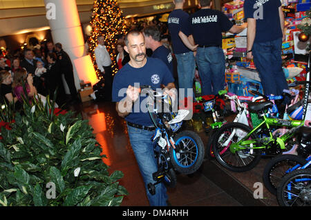 Vancouver. Dec 11, 2013. Pompiers de Vancouver s'empiler jouets offerts par les résidents au cours de la 26e assemblée annuelle de Noël Petit-déjeuner souhaite Pan Pacific à Vancouver, Canada, Dec.11, 2013. L'année dernière, l'hôtel Pan Pacific a vu plus de 5 000 visiteurs venant de faire don de plus de 12 tonnes de jouets et de 25 000 $ en espèces pour aider les enfants nécessiteux durant la saison de Noël. Crédit : Sergei Bachlakov/Xinhua/Alamy Live News Banque D'Images