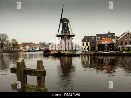 MOLEN DE ADRIAAN MOULIN ET DANS LA RIVIÈRE SPAARNE HAARLEM HOLLAND CENTRAL Banque D'Images