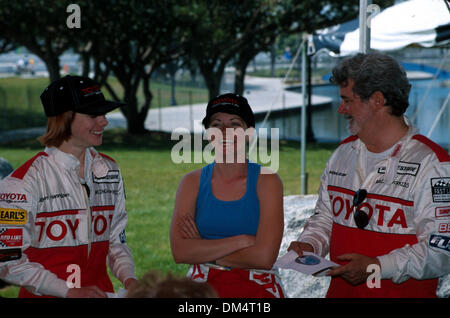 Avr 04, 2000 ; Los Angeles, CA, USA ; directeur/producteur GEORGE LUCAS parle avec des acteurs Alyson Hannigan & MELISSA JOAN HART @ Toyota Pro/Celebrity Race pratique s'exécute. Banque D'Images