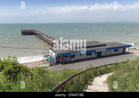 La restauration de Totland Bay Pier après qu'il a été détruit par un incendie sur l'île de Wight, Angleterre, RU Banque D'Images