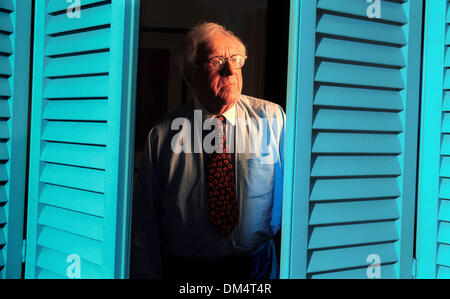 Oct 17, 2000 ; Los Angeles, CA, USA ; Sci-Fi auteur Ray Bradbury @ sa maison est célèbre pour son livre, 'Le Martian Chronicles' entre autres. Il a récemment reçu la 'vie Honoree Award' à New York. Banque D'Images