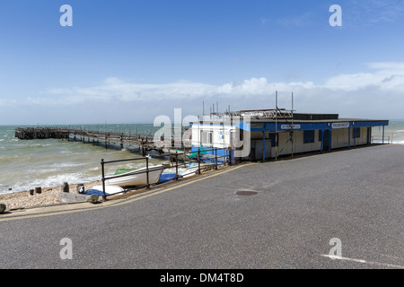 La restauration de Totland Bay Pier après qu'il a été détruit par un incendie sur l'île de Wight, Angleterre, RU Banque D'Images