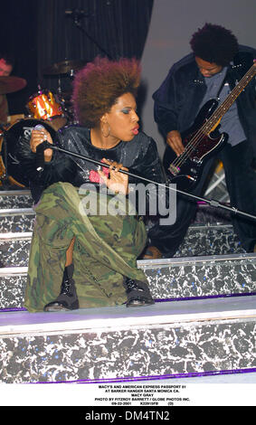 22 septembre 2001 - MACY'S ET AMERICAN EXPRESS 01 PASSEPORT.AT BARKER HANGER SANTA MONICA CA..MACY GRAY. BARRETT FITZROY / 9-22-2001 K22915FB (D)(Image Crédit : © Globe Photos/ZUMAPRESS.com) Banque D'Images