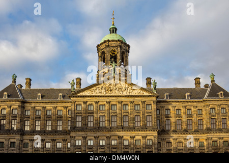 Palais Royal sur la place du Dam AMSTERDAM Pays-Bas montrant tour de l'HORLOGE ET FRISE Banque D'Images