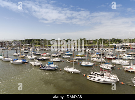 Voiliers amarrés sur la marina de rivière Lymington dans le Hampshire, England, UK Banque D'Images