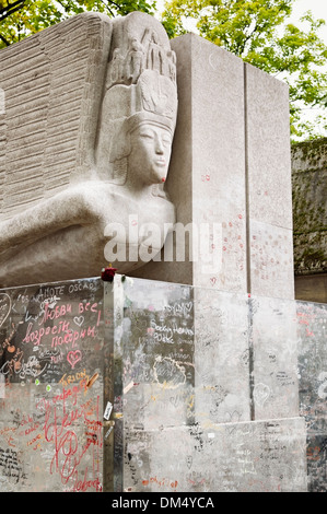 Oscar Wilde grave - tombe au cimetière du Père-Lachaise - conçu par Jacob Epstein. Maintenant fermé pour le protéger de graffitis. Banque D'Images