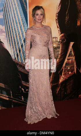 Londres, Royaume-Uni, le 11 décembre 2013 Christina Applegate assiste à la première pour le Présentateur : la légende continue, suite de la comédie à la suite San Diego's favorite news anchor Ron Bourgogne à vue West End, Leicester Square, Londres Photo : Alamy/MRP Live News Banque D'Images