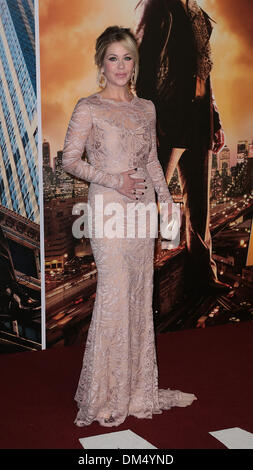 Londres, Royaume-Uni, le 11 décembre 2013 Christina Applegate assiste à la première pour le Présentateur : la légende continue, suite de la comédie à la suite San Diego's favorite news anchor Ron Bourgogne à vue West End, Leicester Square, Londres Photo : Alamy/MRP Live News Banque D'Images