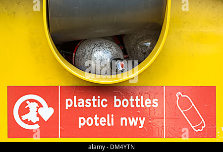 Le recyclage de bouteilles en plastique avec inscription en anglais et gallois, Six Cloches, Galles, Royaume-Uni Banque D'Images