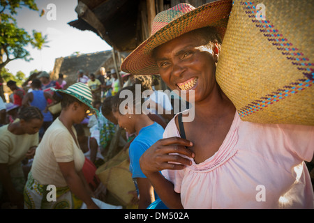 Une femme sur un marché dans le district de Vatomandry, Madagascar. Banque D'Images