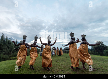 Des danseurs traditionnels africains Parc national des volcans, Rwanda Afrique du Sud Banque D'Images