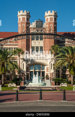 Entrée et fontaine de l'université d'État de Floride au Westcott Building historique et au Ruby Diamond Auditorium de Tallahassee, Floride. (ÉTATS-UNIS) Banque D'Images