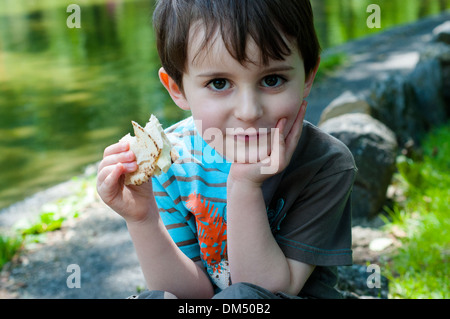 Enfant eating sandwich Banque D'Images