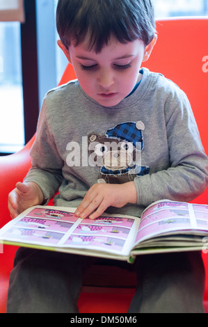 Boy reading book Banque D'Images