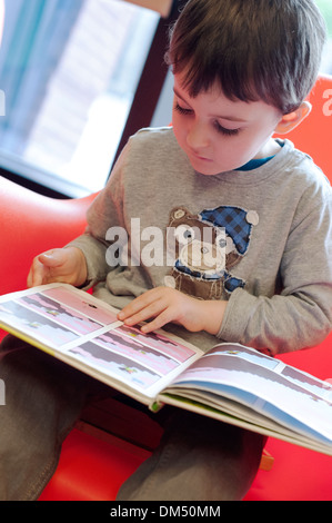 Boy reading book Banque D'Images