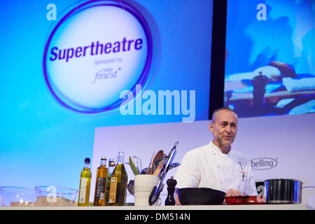 Chef Michel Roux Jr donne une démonstration culinaire à la BBC Good Food Show 2013 qui a eu lieu à l'Olympia Exhibition Hall Banque D'Images