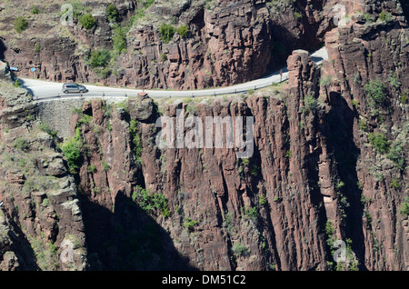 Vue aérienne de la conduite automobile ou le long de la corniche étroite ou route de montagne dans les gorges du Daluis Haut-Var Alpes-Maritimes France Banque D'Images