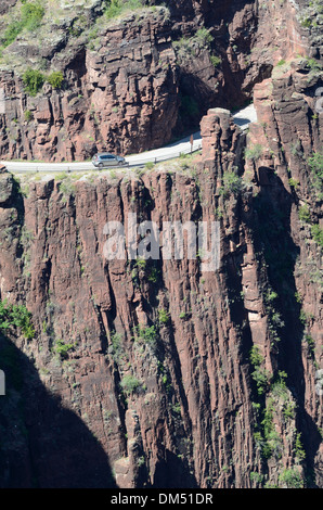 Vue aérienne de voiture roulant le long de dangereux étroite route de montagne dans les gorges du Daluis Haut-Var Alpes-Maritimes France Banque D'Images