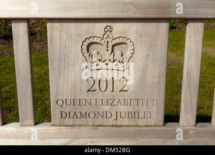 Banc en teck avec l'inscription pour commémorer le Jubilé de diamant de la Reine Elizabeth, Windsor, Berkshire, Angleterre de l'Ouest Banque D'Images