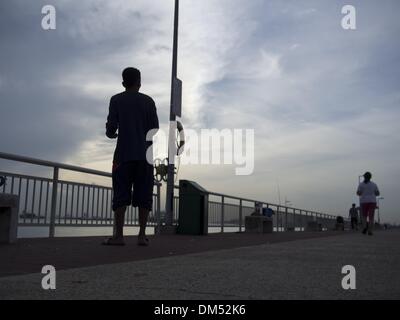 Le 23 janvier 2013 - Singapour, Singapour - Les pêcheurs à partir de pont sur l'océan avec des bâtiments en arrière-plan à Singapour. (Crédit Image : © David H. Wells/ZUMAPRESS.com) Banque D'Images