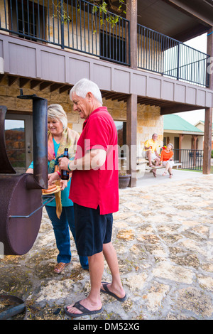 Deux couples à la retraite un barbecue party. Les caucasiens, les hommes et les femmes dans les années 60. Banque D'Images