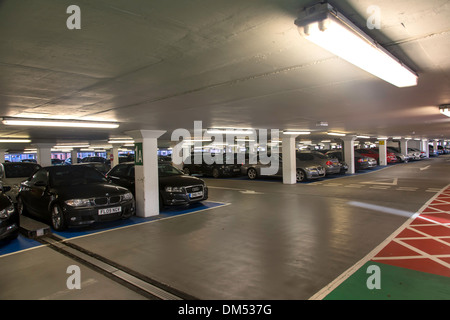 À l'intérieur d'un parking à étages, Birmingham, Angleterre, RU Banque D'Images