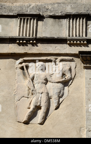 Soldat romain de cavalerie ou Sculpture Bas-Relief intégré dans mur de maison de ville sur la Rue des arènes Arles Provence France Banque D'Images