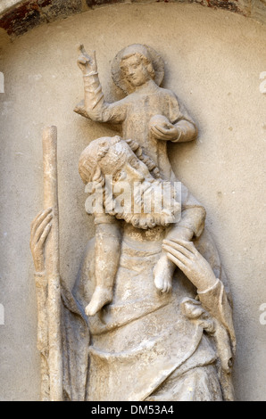 La sculpture médiévale, statue de Saint Christophe (c14e), Saint Patron des voyageurs, l'exécution ou de l'Enfant Jésus enfant sur les épaules Boulbon en Provence France Banque D'Images