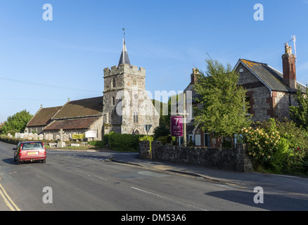 Eglise St Mary et les sept cafe, bar et B&B dans la localité sur l'île de Wight, Angleterre Banque D'Images