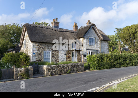 Maison de chaume en pierre dans le village de la localité sur l'île de Wight, Angleterre Banque D'Images