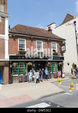 La Couronne et Anchor pub dans la ville historique de Winchester en face du Guildhall, Hampshire, England, UK Banque D'Images