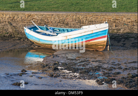 Un bateau de pêche ou de coble amarré à Seaton Sluice, North East England UK Banque D'Images