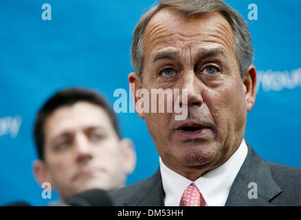 Washington DC, USA. 11 décembre 2013. Le Président de la Chambre des représentants John Boehner parle lors d'une conférence de presse sur la colline du Capitole à Washington DC, États-Unis, le 11 décembre, 2013. John Boehner a rejeté mercredi les critiques de certains groupes conservateurs qui ont attaqué l'accord budgétaire bipartite nouvellement annoncé avant qu'il a été dévoilé. (Xinhua/Fang Zhe/Alamy Live News) Banque D'Images