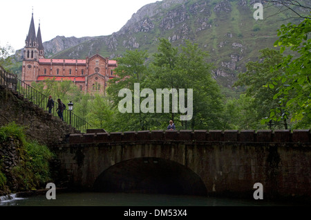 Basilique Santa Maria situé à Covadonga, dans les Asturies, Espagne. Banque D'Images