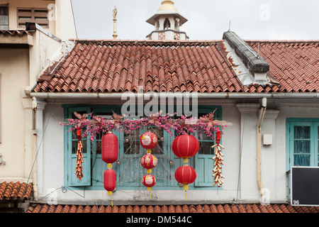 Détail des lanternes suspendues pour célébrer le Nouvel An chinois à Haji Lane, à Singapour. Banque D'Images