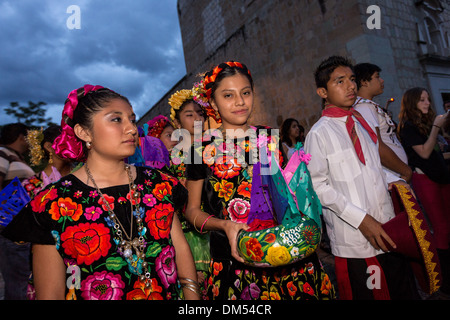 Les jeunes femmes vêtues de costumes traditionnels dans un défilé comparsas pendant le jour de la Fête des Morts à Oaxaca, au Mexique. Banque D'Images