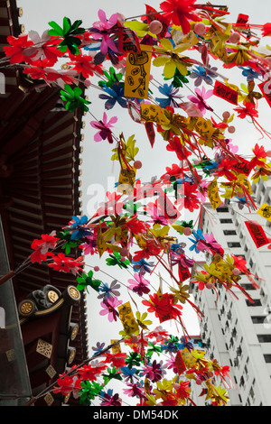 Décorations accrochées sur le Buddha Tooth Relic Temple and Museum, pour le Nouvel An Chinois, Chinatown, à Singapour. Banque D'Images