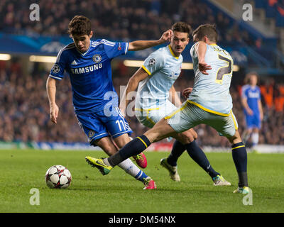 Londres, Royaume-Uni. Dec 11, 2013. Chelsea bat OSCAR du Steaua Bucarest, Alexandru CHIPCIU lors de la Ligue des Champions groupe e match entre Chelsea et le Steaua Bucarest à partir de Stamford Bridge. Credit : Action Plus Sport/Alamy Live News Banque D'Images